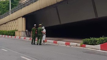 Người đàn ông bị phạt vì ra đường đánh golf