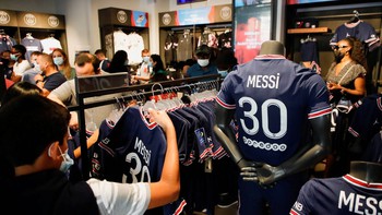Áo nhái Messi tràn lan tại Trung Quốc, giá cắt cổ vẫn cháy hàng