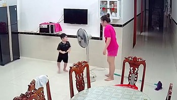 Mẹ nhanh trí rút phích điện khi con trai chọc chiếc muỗng vào quạt