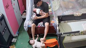 Bố phản xạ xuất thần, giơ chân cứu con thoát cú ngã đau