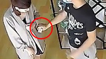 Chồng ngượng nghịu khi dúi tiền vào túi vợ trước mặt bạn