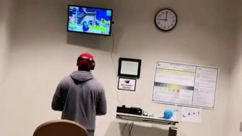 Đang dở trận thì vợ lâm bồn, chồng vác luôn máy chơi game vào viện