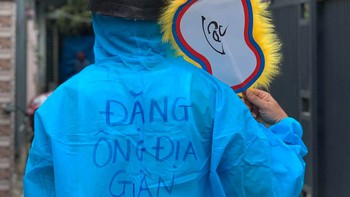 'Ông Địa giận Cô Vi' phát quà trung thu cho trẻ em Đà Nẵng