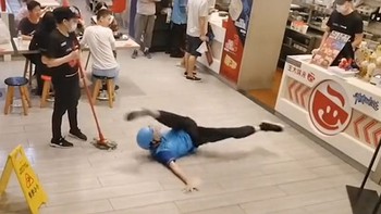 Chàng trai trượt chân ngã, vội nhảy hip hop cho đỡ quê