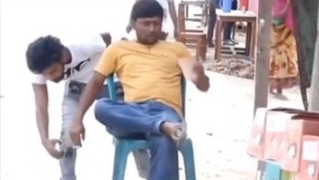 Lời nhắc nhở nhẹ nhàng với các thanh niên hút thuốc nơi công cộng