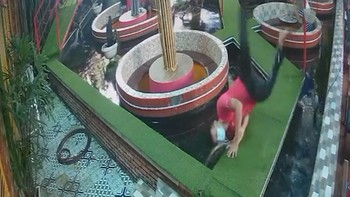 Nam nhân viên ngã xuống ao khi mang cà phê cho khách