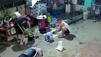 Chàng trai làm rớt điện thoại vào nồi nước luộc thịt mà không biết