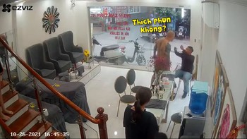 Thanh niên gây rối bị ăn bạt tai vì vào tiệm đòi phun xăm cá chép