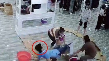 Chàng trai ngã 'dập mông' vì chạy vội hứng nước mưa khi nhà dột