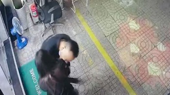 Cô gái định cắn tay bạn trai không ngờ bị cắn lại
