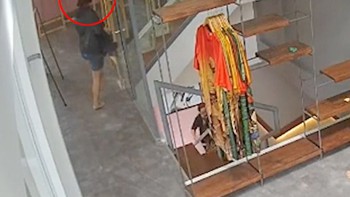 Cô gái đập mặt vào cửa vì kính cường lực được lau quá sạch