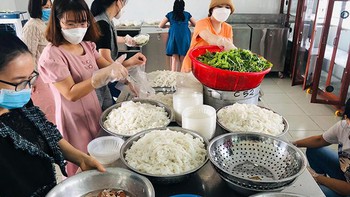 'Bếp ăn 0 đồng' của thầy cô giáo Đà Nẵng đỏ lửa trao gửi yêu thương