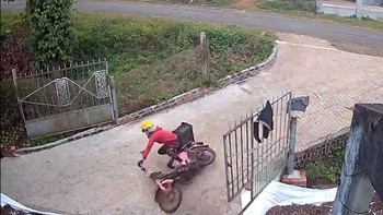 Pha ôm cua vào cổng đi vào lòng đường