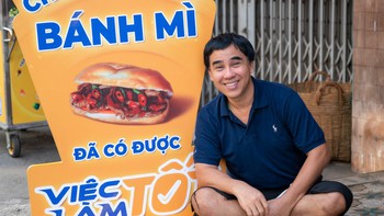 Quyền Linh môi giới việc làm bên xe... bán bánh mì