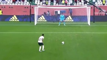 Cầu thủ lấy đà chạy lò dò sút hỏng penalty