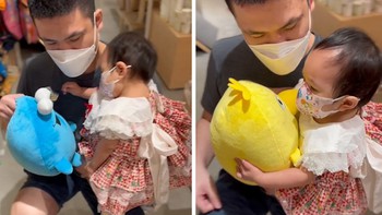 Bé gái liên tục lắc đầu khi bố chọn không đúng thú bông