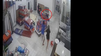 Chủ quán phản xạ xuất thần đỡ bé trai thoát cú ngã đau