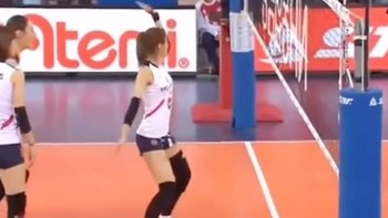 Nữ VĐV bóng chuyền lầy lội khiến trọng tài phì cười