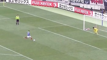Cầu thủ 2 đội lần lượt ôm đầu tiếc nuối vì sút penalty không vào
