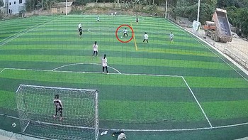 Cô gái lập siêu phẩm trên sân bóng phủi