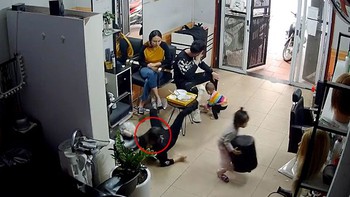 Cô ngã 'dập mông' vì không biết cháu lấy ghế