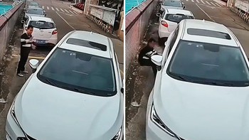 Tài xế dùng tay kéo ôtô vào chỗ đỗ