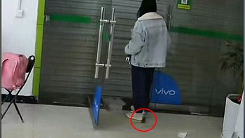 Cô gái lột áo kêu Trời khi chuột chui vào người