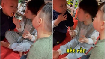 Bé trai dỗi khi cho bạn ăn xúc xích nhưng lại bị cắn miếng to