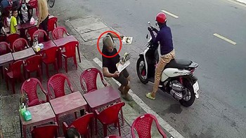 Chàng trai trượt chân ngã nát bàn