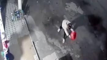 Cô gái đỏ mặt khi trổ tài vẩy rau trước mặt bạn trai