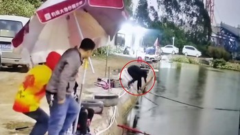 Cần thủ giật cá ngã cắm đầu xuống hồ
