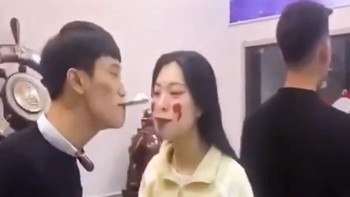 Ai không nhịn được cười người đó thua