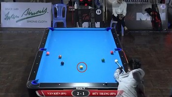 Chàng trai giơ tay xin lỗi đối thủ vì thắng trận nhờ pha bida rùa