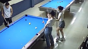 2 cô gái cười ngất trước siêu phẩm bida rùa của chàng trai