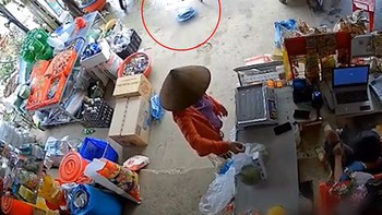 Chủ tiệm tạp hóa check camera cả xóm để tìm quả dưa hấu cho khách