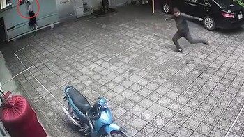 Vợ đu cửa cổng xem chồng bắt chuột