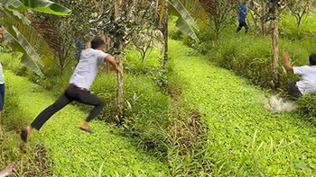 Người đàn ông vồ ếch khi nhảy qua mương