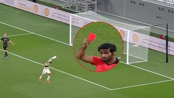Cầu thủ cởi áo ăn mừng phong cách Ronaldo bị thẻ đỏ
