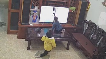 Bé trai đập vỡ màn hình tivi vì đang xem hoạt hình thì quảng cáo