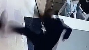 2 cô gái hú hồn với chàng trai trượt chân ngã