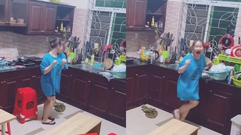 Chị gái quê một cục khi nhún nhảy trong bếp bị em quay lén