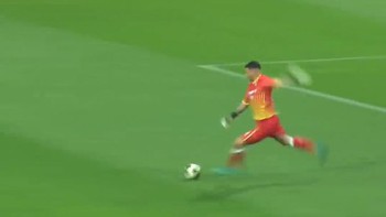 Thủ môn phát bóng lên vô tình lượm siêu phẩm cự ly 80m