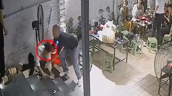Nhóm bạn hú hồn với thanh niên nhậu say đi không vững