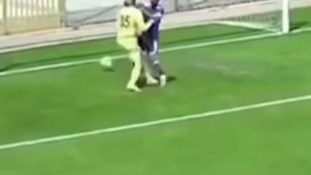Thủ môn cản thành công penalty nhưng bị đồng đội báo hại thủng lưới