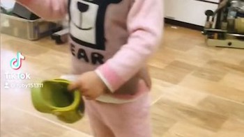 Bé gái 'não cá vàng' tìm chiếc dép đang đi dưới chân