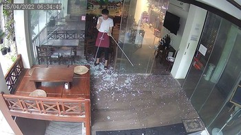 Nam nhân viên đứng hình khi làm vỡ cửa kính cường lực