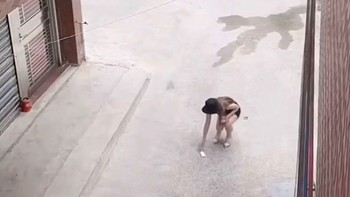 Cô gái áp dụng nguyên tắc quan sát 5 giây để nhặt cây kem
