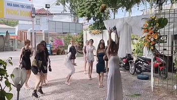 Cô dâu quê một cục khi ném hoa cưới với đám bạn chưa muốn lấy chồng