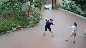 Vợ chồng trẻ đùa giỡn 'tỉ thí võ công' ở trong sân