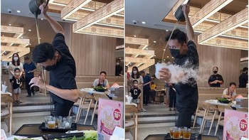 Nam nhân viên trổ tài kĩ năng rót rượu
